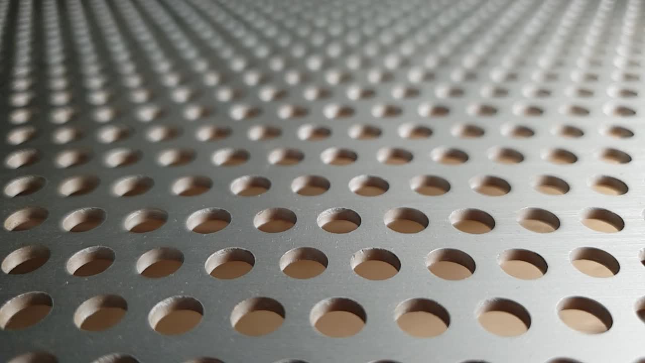 흥미로운 패턴을 만드는 펀치 구멍이 있는 알루미늄 시트 그릴