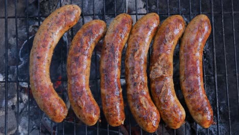 deliciosas salchichas jugosas, cocinadas en la parrilla con un fuego.
