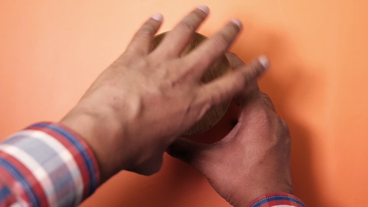 persona que sostiene una tapa de madera