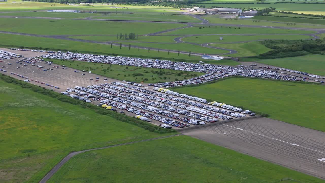 raf thurleigh 공항 활주로에 저장 된 수천 대의 차량 위의 공중 사진