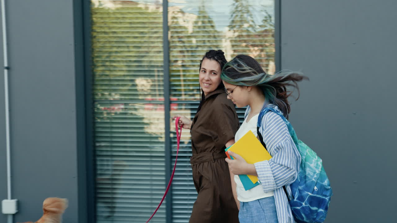 madre e hija paseando a un perro