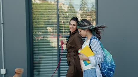madre e hija paseando a un perro