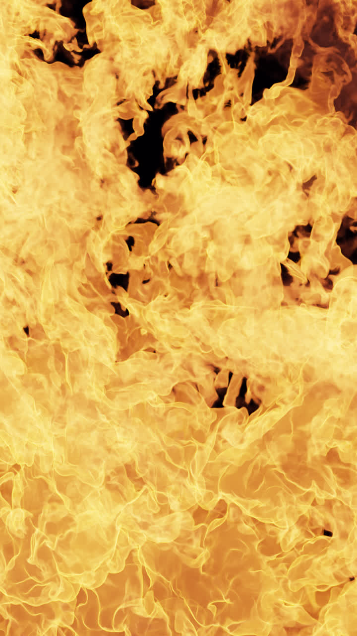 Potente esplosione di fuoco che si innalza su uno sfondo nero