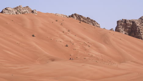 Motorradfahrt-Durch-Hohe-Wüstendünen-Am-Fossilen-Felsen-In-Sharjah,-Vereinigte-Arabische-Emirate,-Dubai