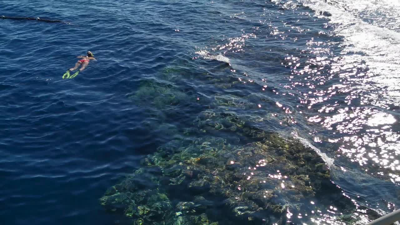 바다 와 모래 의 전망. 바다 해안 물 배경