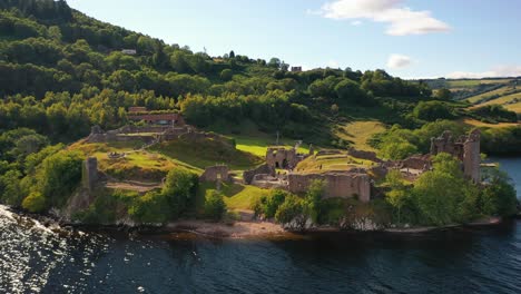 Primer-Plano-Aéreo-Del-Lago-Ness-Del-Castillo-De-Urquhart,-Escocia