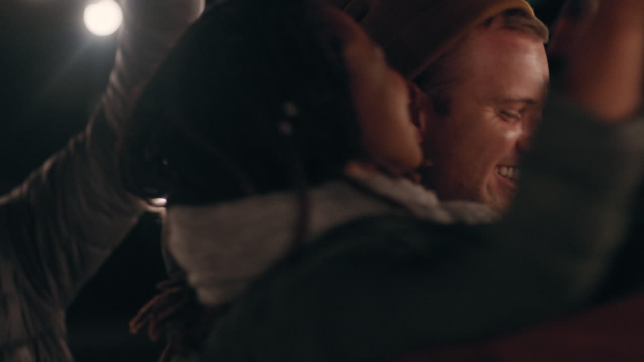 행복한 옥상 파티 친구들이 춤을 추고 즐겁게 어울리며 재회 축하를 즐기고 채팅을 하고 음료를 나누고 우정을 축하하며 밤에 옥상에서 모입니다.