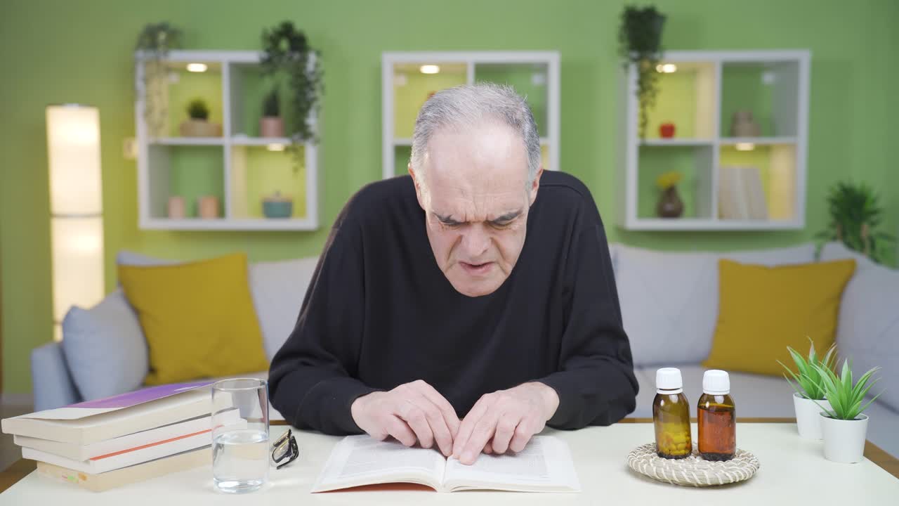 책을 읽는 동안 눈이 잘 보이지 않는  ⁇ 은이는 안경을 쓰고 있습니다.