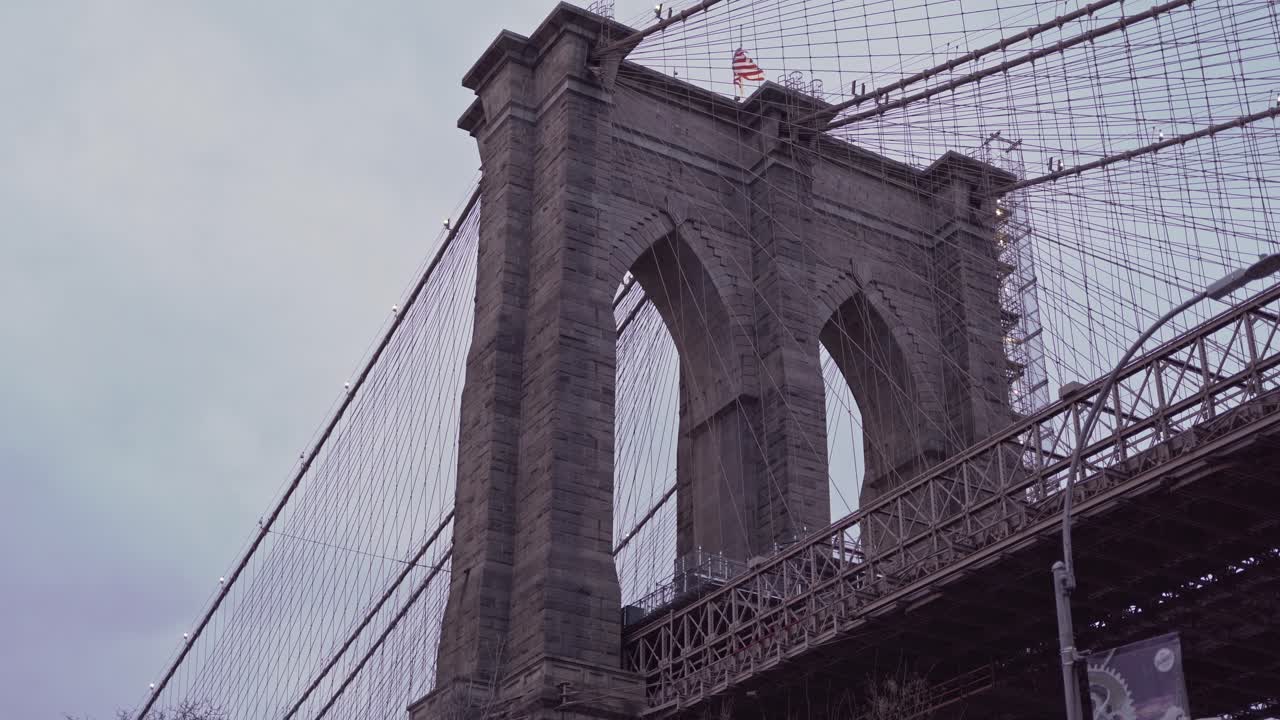 Elicottero che sorvola il Ponte di Brooklyn, New York.