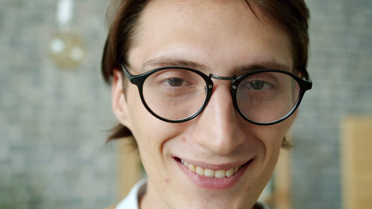 hombre sonriente con gafas