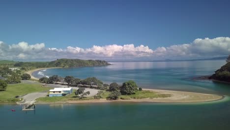 un drone volando sobre la desembocadura del río revelando la playa de taipa en nueva zelanda