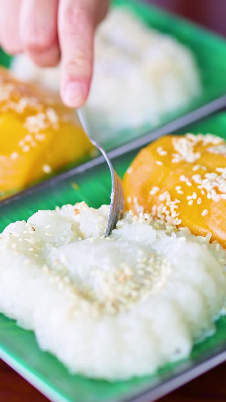 카룬 해변에서 전통적인 태국 디저트를 맛보는 것