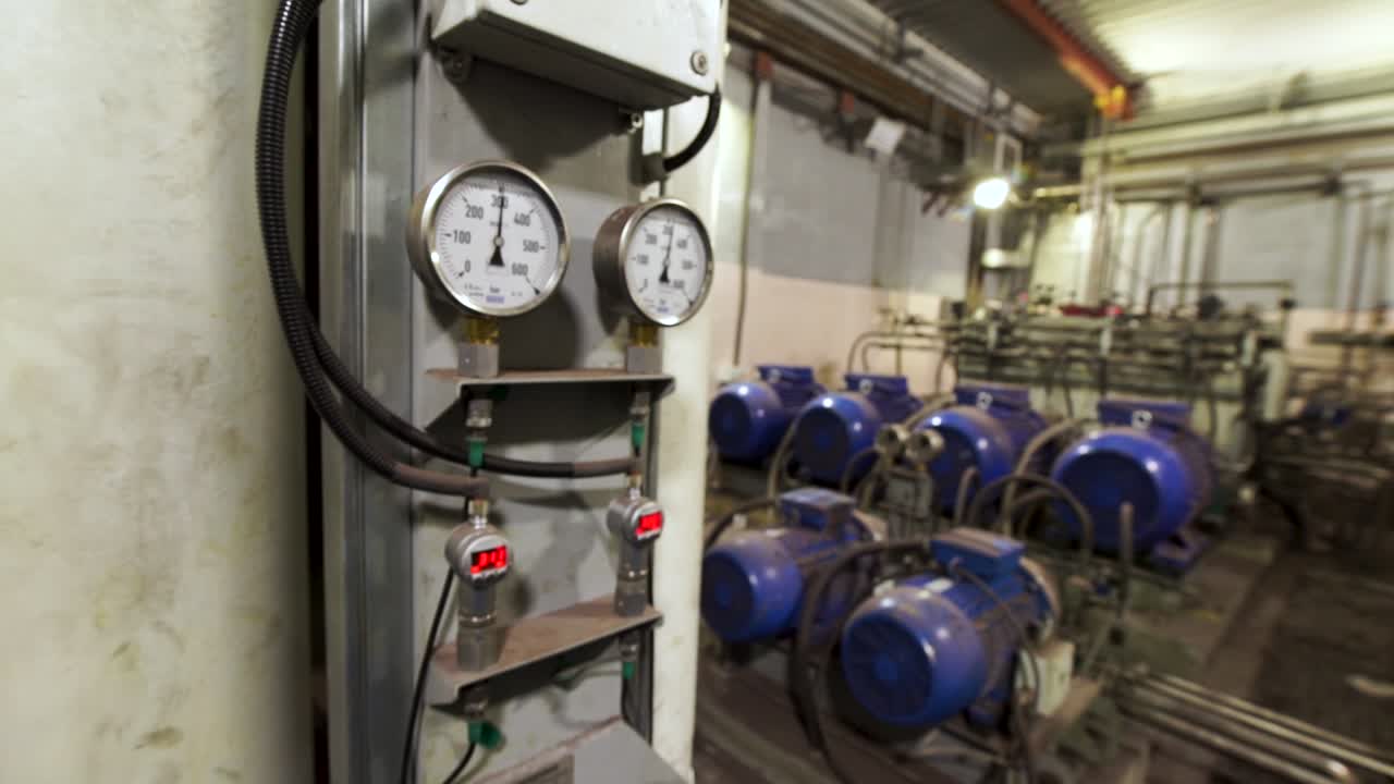 산업용 컨트롤 패널과 압력 측정기