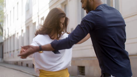 pareja interracial bailando bachata en el casco antiguo calle 7