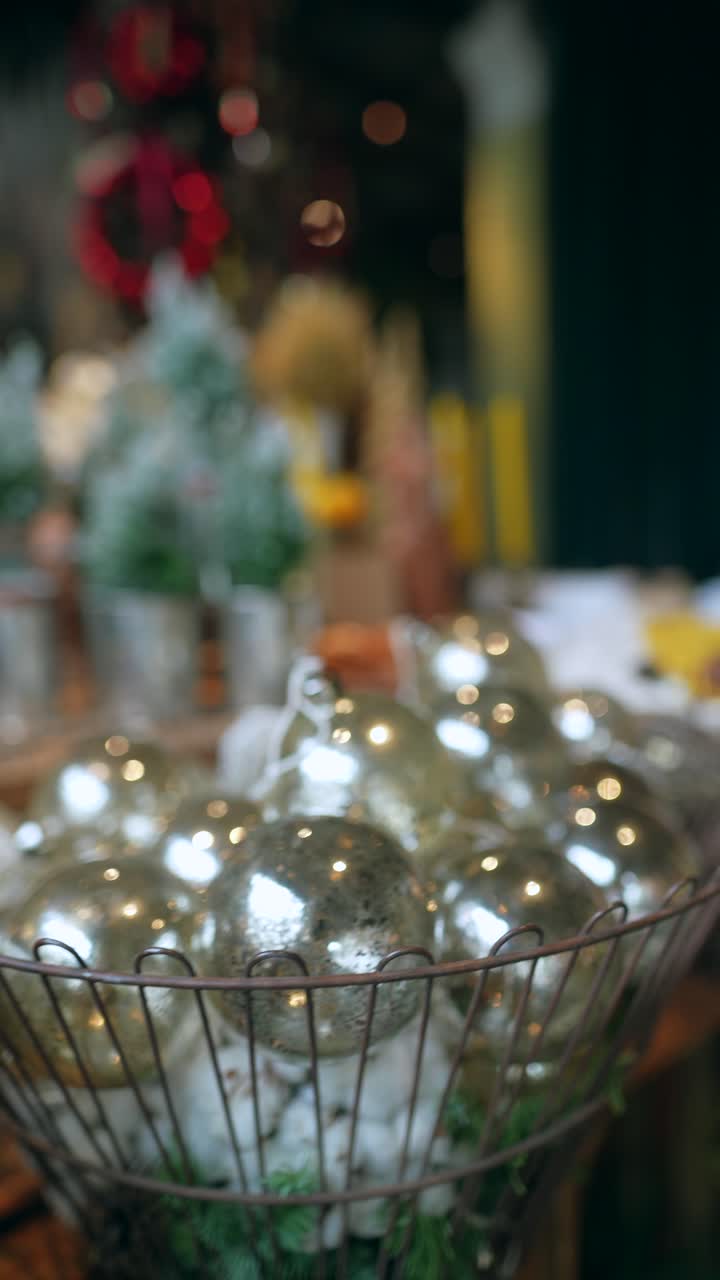 decoraciones de Navidad en una canasta