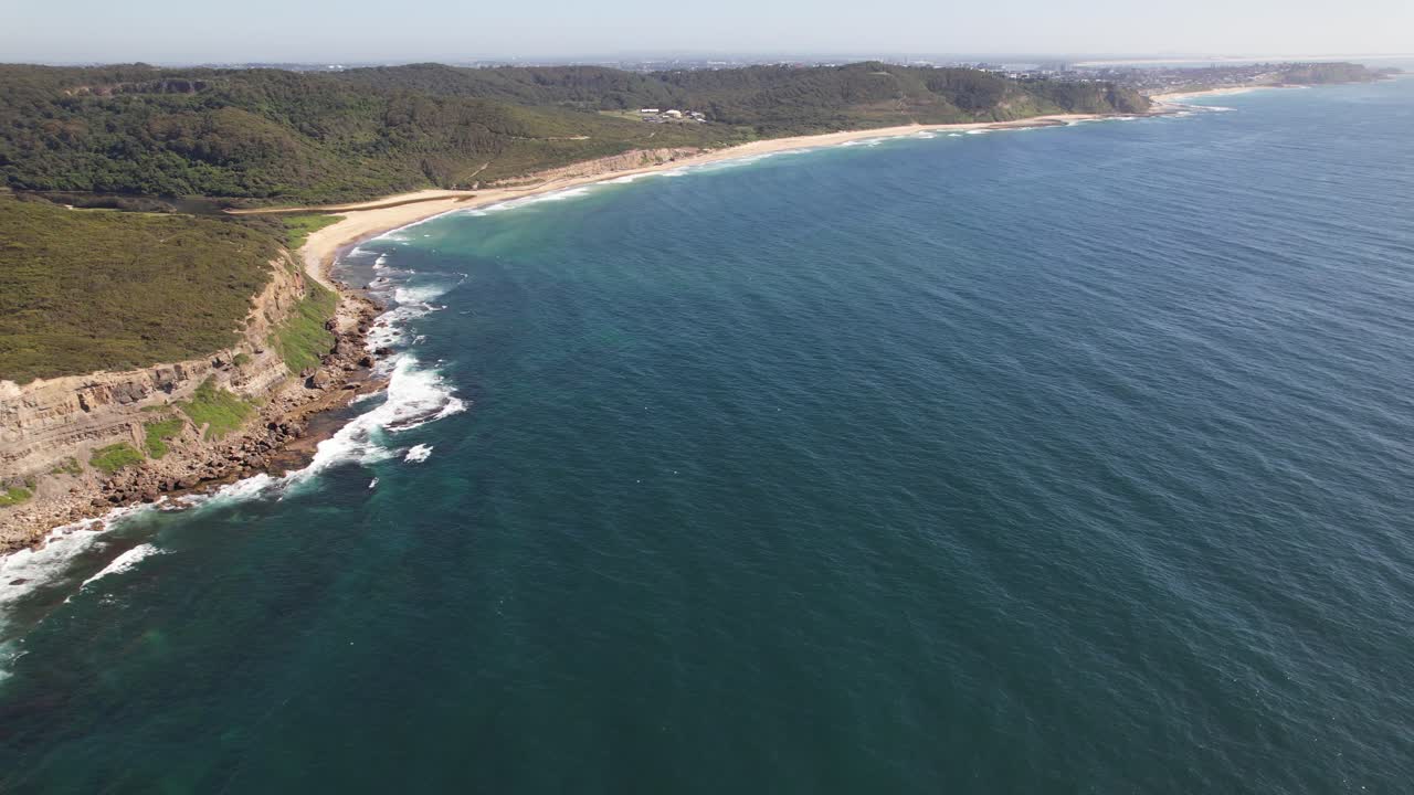 리틀 레드헤드 클리프  워크 (little redhead cliff top walk) 와 글렌록 비치 (glenrock beach) 는 오스트레일리아 뉴사우스웨일즈에 있다.