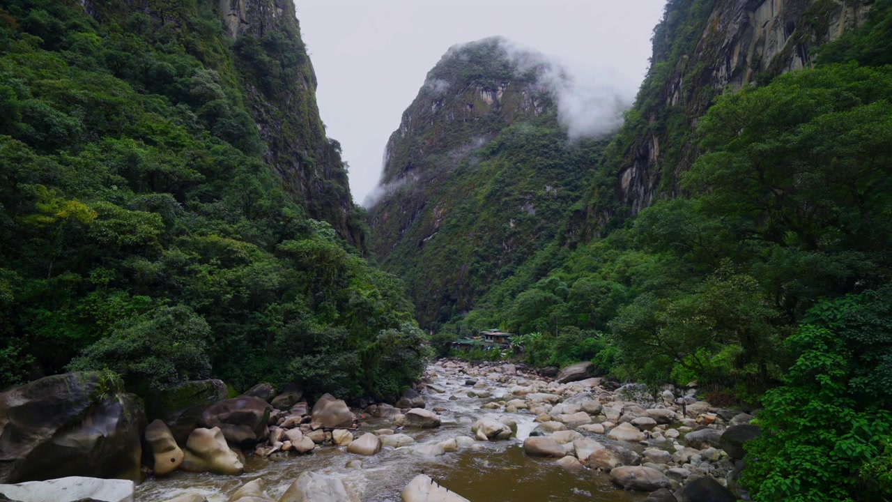 Urabamba-floden Machu Picchu Aguas Calientes tør regntid tågeskyer Peru høj vandføring brunt vand jungle bjergside peruvianske Andesbjerge lavere højland Inca-sti citadel natur landskab statisk