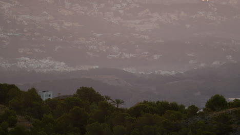 Ciudad-Neblina-Entre-Los-Bosques-Verdes-En-Las-Montañas-España