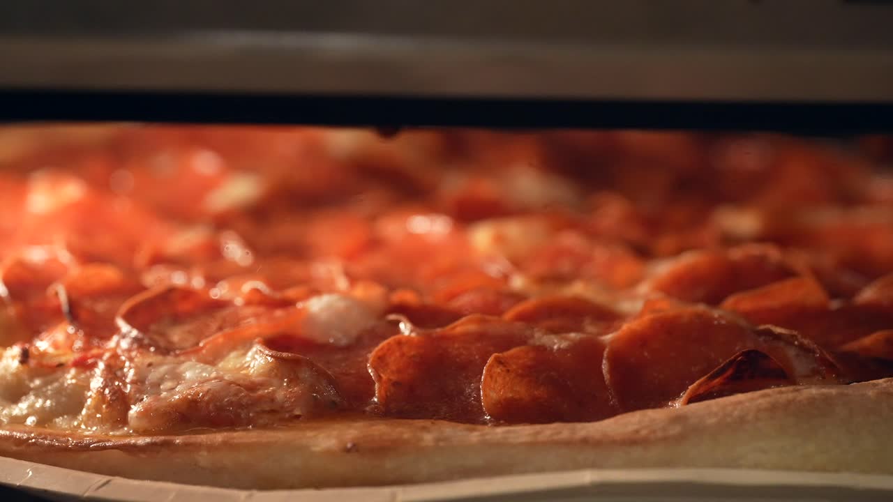 녹은 치즈 버블링의 기름으로 오븐에서 굽는 페퍼로니 피자 파이