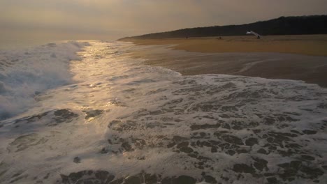 Atemberaubender-Strand-Mit-Wellen,-Die-Entlang-Der-Küste-Plätschern,-Lage-Am-Strand-Von-Oaxaca,-Mexiko