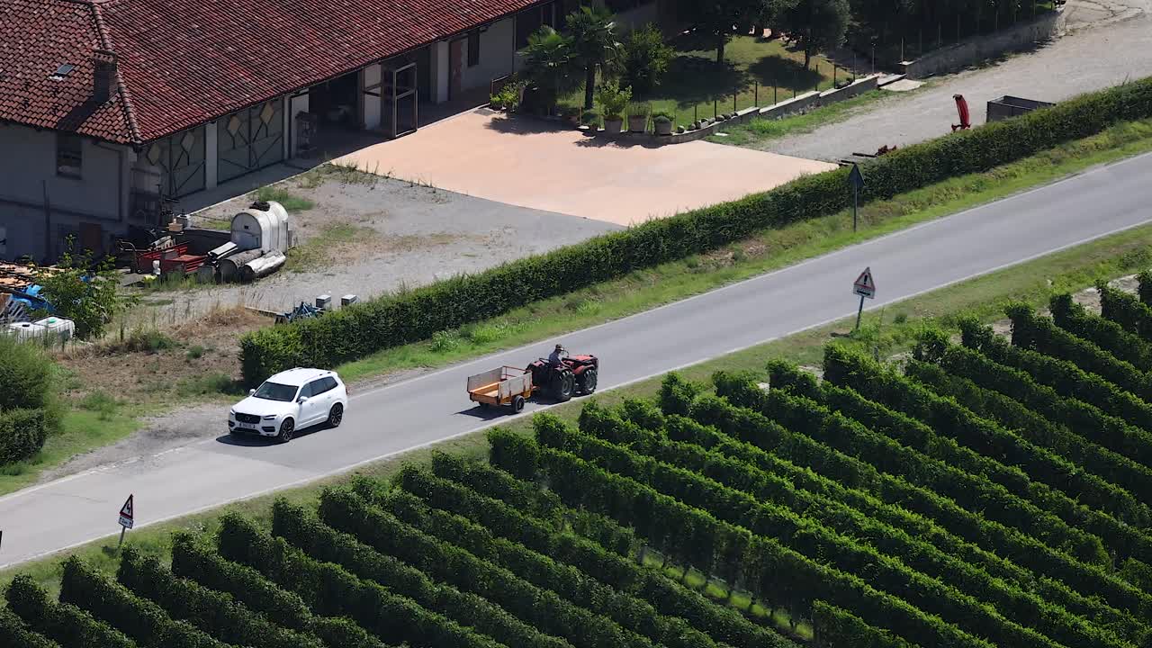 이탈리아 피에몬테의 포도원 근처에 있는 차량과 사람들