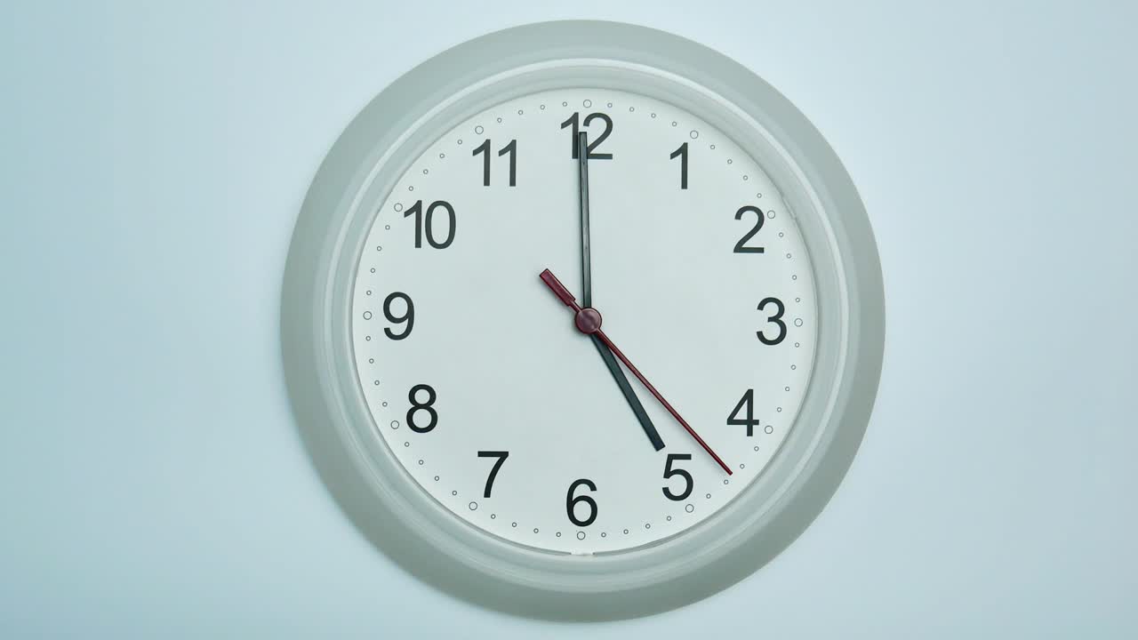 Orologio da parete bianco che segna le 5.