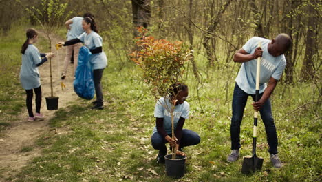 equipo de activistas plantando árboles para conservar el ecosistema natural y el bosque