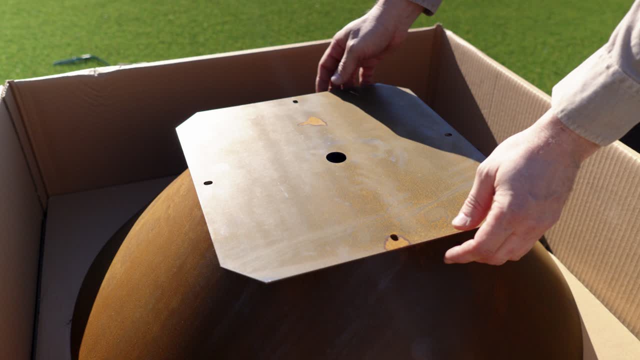 Unboxing di un braciere da esterno in metallo con superficie ossidata