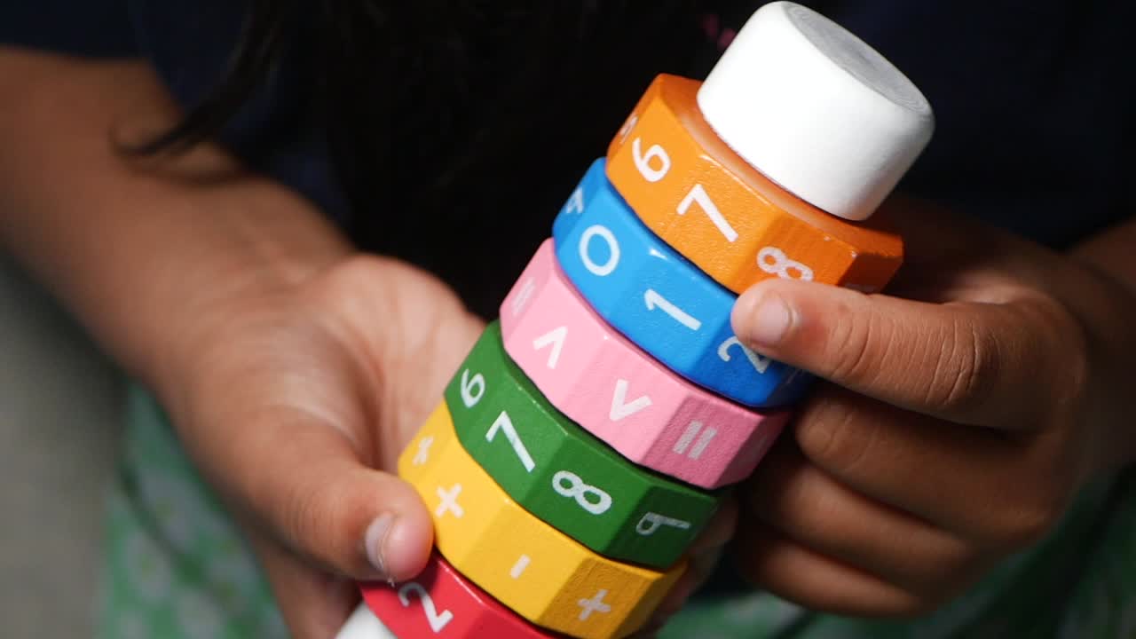 Niño jugando con un juguete educativo de matemáticas