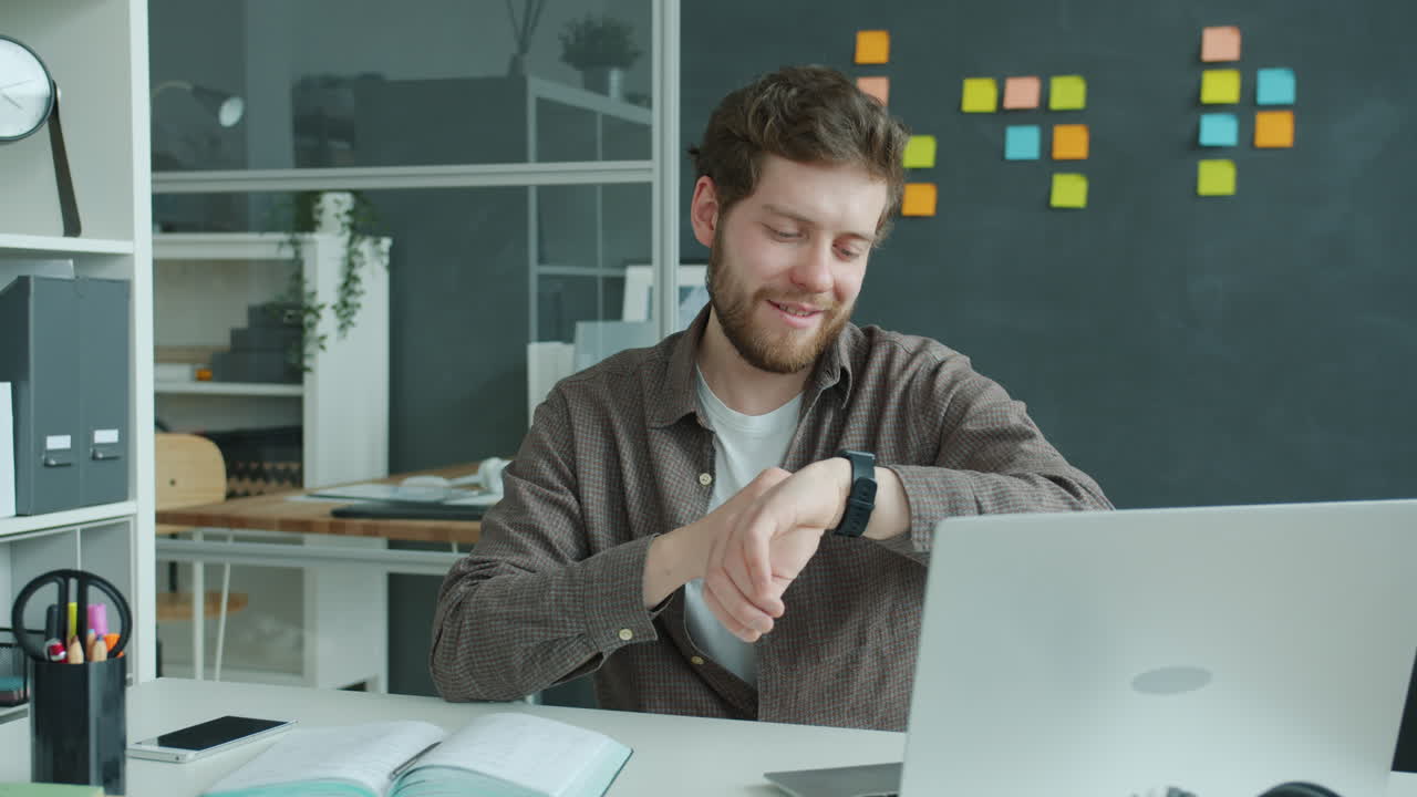 Homem verificando Smartwatch no escritório