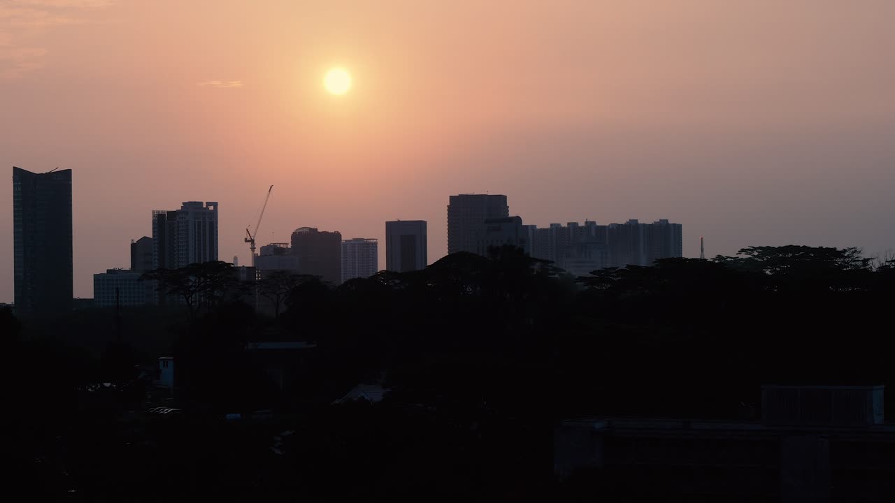 Vista con teleobjetivo de un timelapse del amanecer matutino en la ciudad