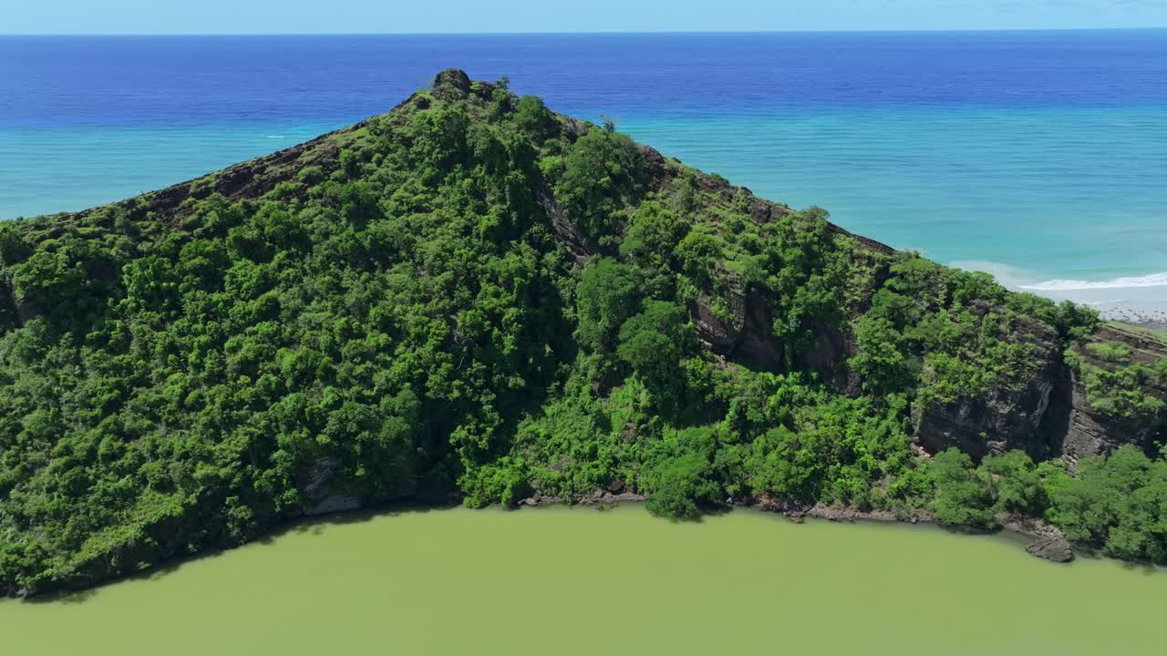 Comoros - Grande Comore - Lac Salé - Right slide in front of the crater
