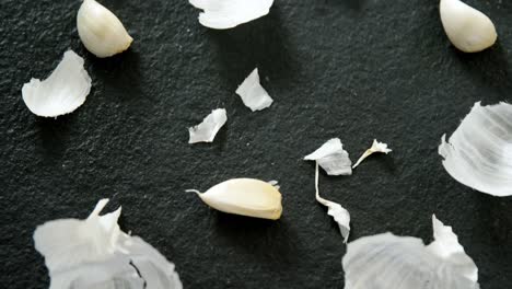 Close-up-of-garlic-and-peeled-4k