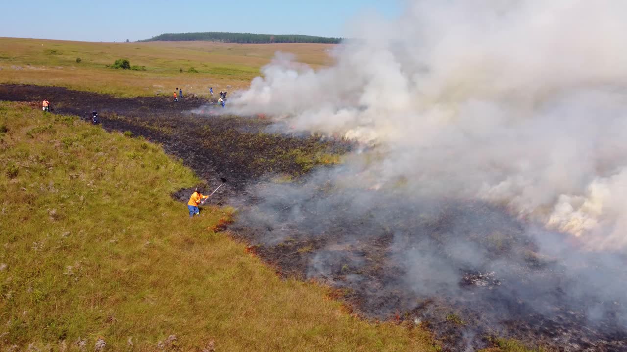 quema controlada de una granja agrícola en las praderas de sudáfrica