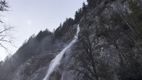 Tiro-De-Cascadas-En-Las-Montañas-Rocosas