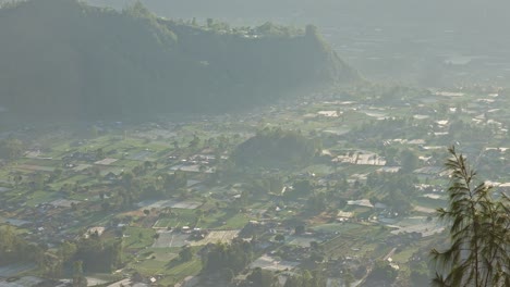 amanecer brumoso, amanecer balinés, paisaje indonesio, edificios