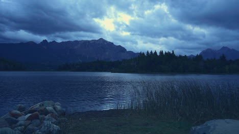 laguna morenito en un dia frio y azul
