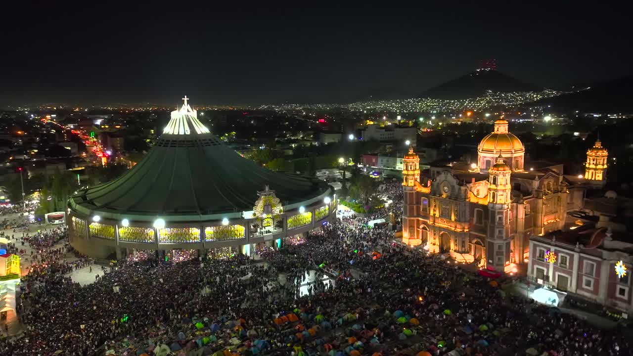 Basilica illuminata di Nostra Signora di Guadalupe e la Parroquia di Santa Maria de Guadalupe con nasturzi in Messico - veduta aerea