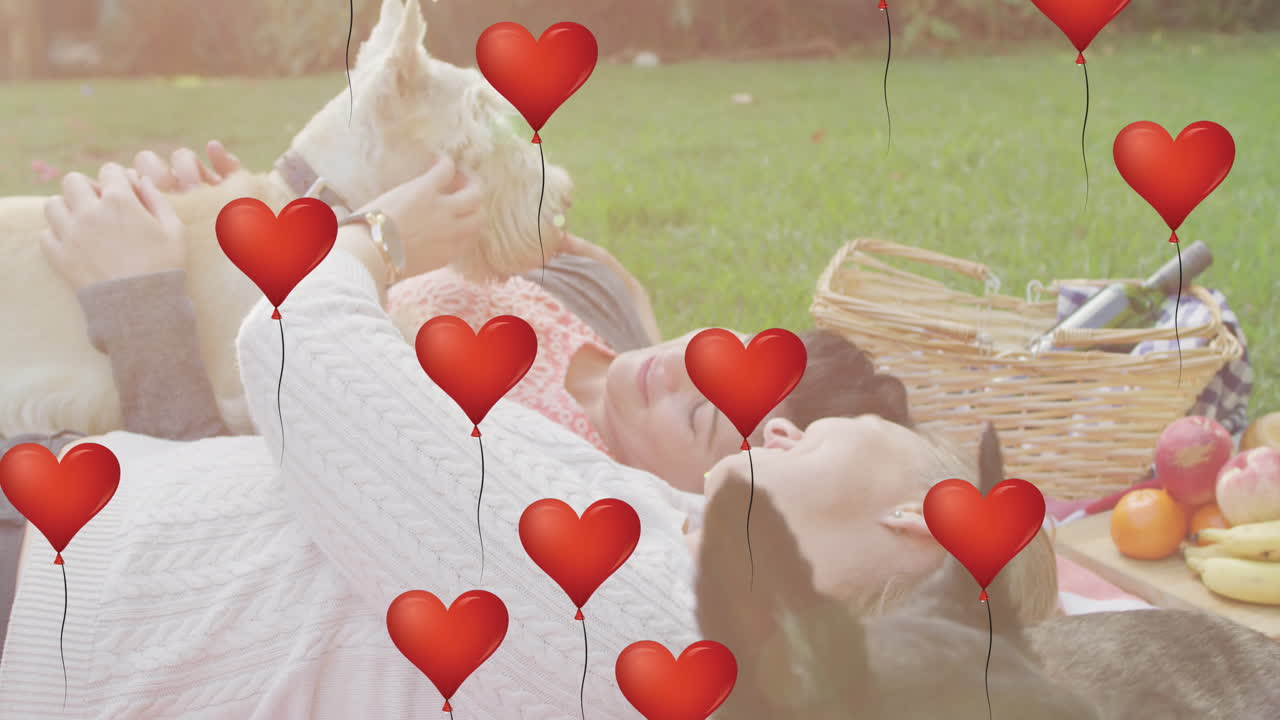 애완견과 함께 여성 커플 위에 빨간 심장 풍선 아이콘의 애니메이션