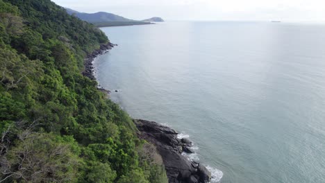 Costa-Rocosa-Y-Con-Vegetación-De-La-Playa-De-La-Tribulación-Del-Cabo-En-El-Parque-Nacional-Daintree,-Norte-De-Queensland,-Australia