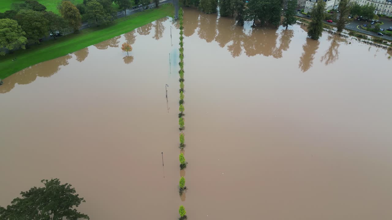 스코틀랜드의 퍼스 (perth) 에서 재앙적인 홍수 이후 물에 잠긴 공원을 드러내는 드론 촬영 - 8