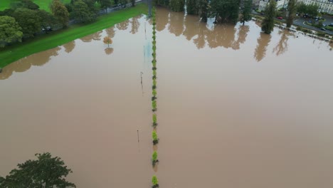 Disparo-De-Un-Dron-Que-Revela-Un-Parque-Sumergido-En-El-Agua-Después-De-Inundaciones-Catastróficas-En-Perth,-Escocia--8