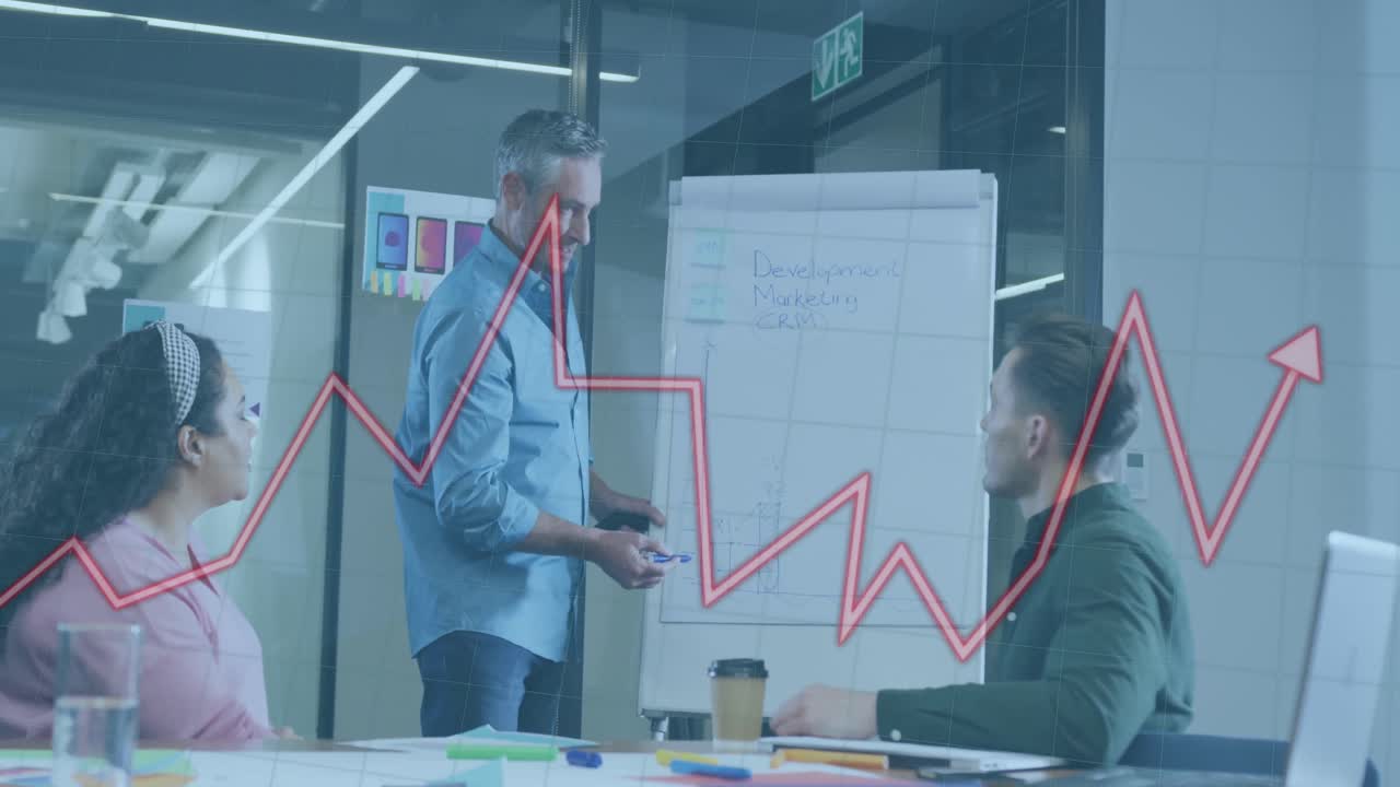animación de la línea roja, procesamiento de datos financieros sobre diversas personas de negocios en la oficina.