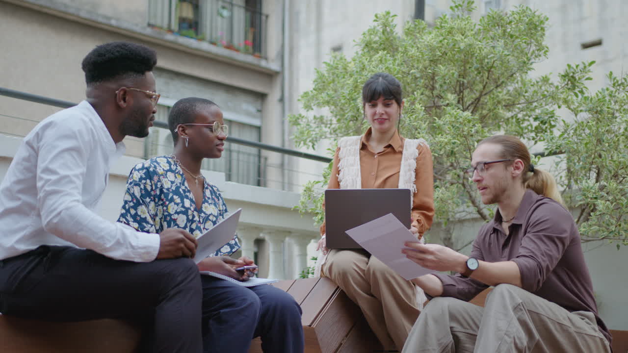 Team che condivide idee di business su una terrazza sul tetto all'aperto