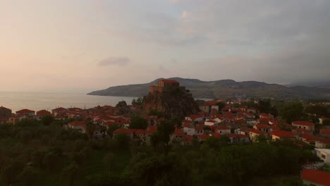 Antena:-Puesta-De-Sol-En-La-Ciudad-De-Petra-En-Lesbos,-Grecia