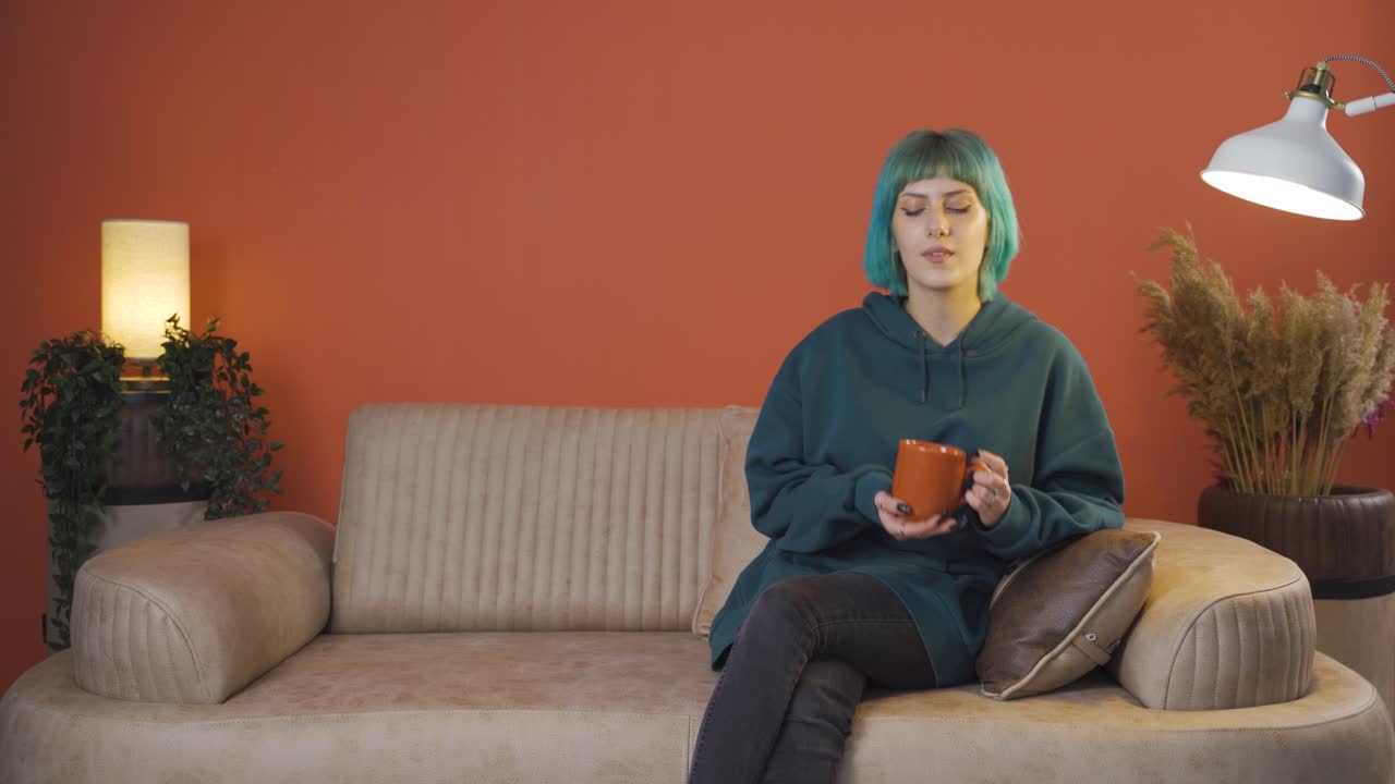 편안한 젊은 여성 행복하고 평화로운.