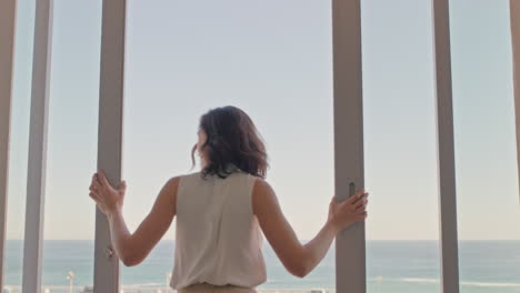 Hermosa-Mujer-Viajera-Bailando-En-La-Habitación-Del-Hotel-Divirtiéndose-Celebrando-Las-Vacaciones-De-Verano-Disfrutando-De-Un-Estilo-De-Vida-Vacacional-Sin-Preocupaciones