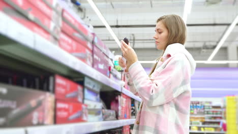 mujer comprando productos para el cuidado del cabello en un supermercado