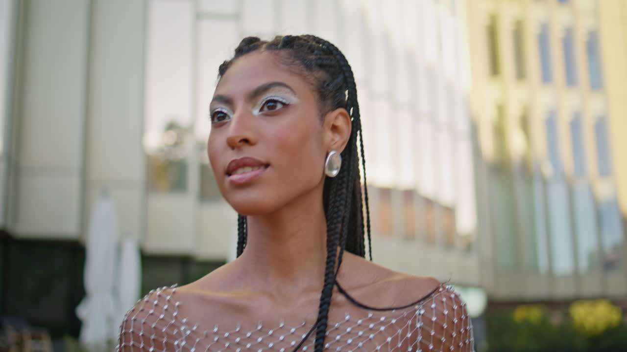 модная расслабленная девушка гуляет по городу летом вблизи. женщина ищет портрет камеры