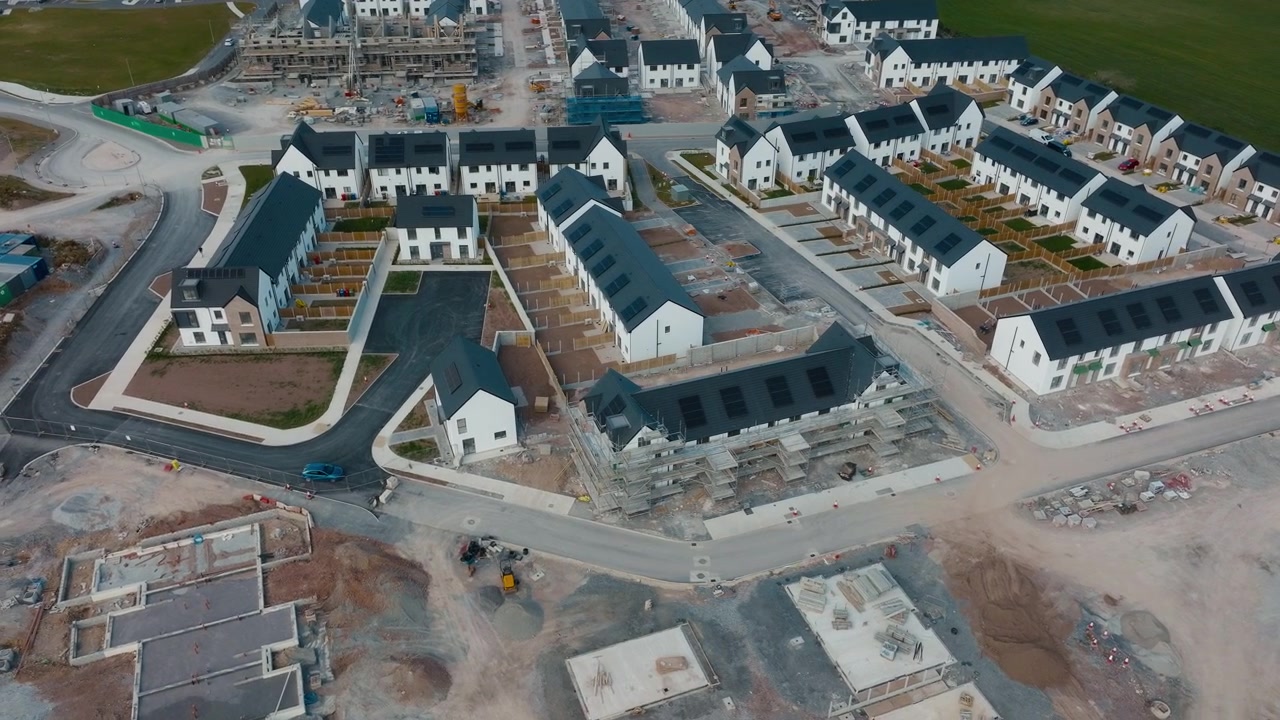 Vue aérienne de nouvelles maisons à différents stades de construction à Cork
